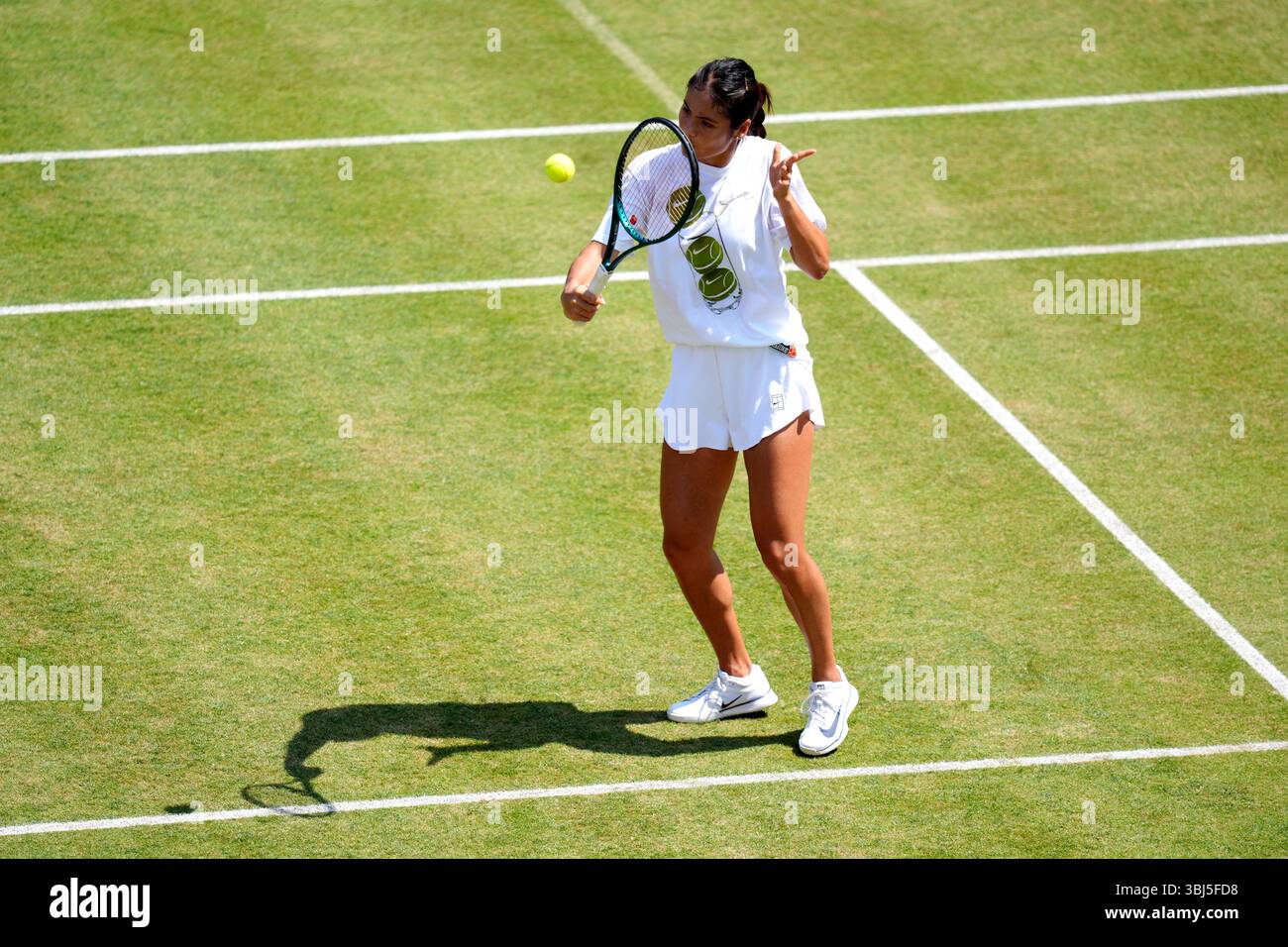 Emma Raducanu pratica il quinto giorno dei Campionati HSBC al Queen's Club di Londra. Data foto: Venerdì 13 giugno 2025. Foto Stock Emma Raducanu pratica il quinto giorno dei Campionati HSBC al Queen's Club di Londra. Data foto: Venerdì 13 giugno 2025. Foto Stock
