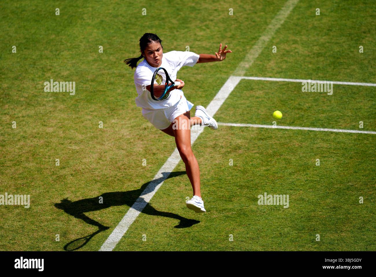 Emma Raducanu pratica il quinto giorno dei Campionati HSBC al Queen's Club di Londra. Data foto: Venerdì 13 giugno 2025. Foto Stock Emma Raducanu pratica il quinto giorno dei Campionati HSBC al Queen's Club di Londra. Data foto: Venerdì 13 giugno 2025. Foto Stock