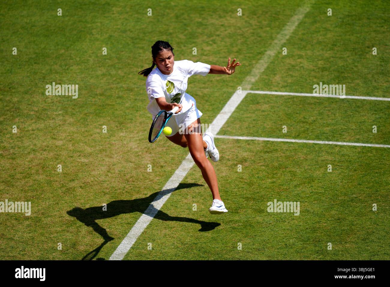Emma Raducanu pratica il quinto giorno dei Campionati HSBC al Queen's Club di Londra. Data foto: Venerdì 13 giugno 2025. Foto Stock Emma Raducanu pratica il quinto giorno dei Campionati HSBC al Queen's Club di Londra. Data foto: Venerdì 13 giugno 2025. Foto Stock