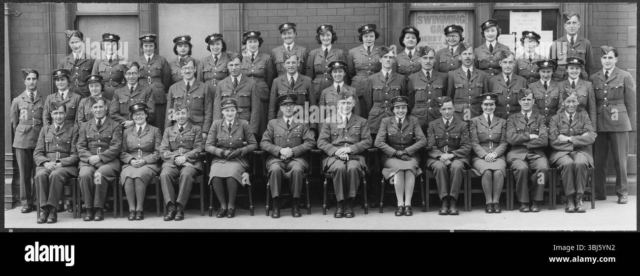 Royal Air Force No. 2 School of Photography, Palatine Road, Blackpool, Lancashire, 1942. Ritratto formale degli istruttori e dello staff della RAF e della WAAF che mostra Knicky Knapman, terzo da destra nella fila centrale, e il suo futuro marito il sergente Chapman, secondo da destra in prima fila. Il Comandante della No. 2 School of Photography, Squadron leader Denton, è al centro della prima fila. La RAF&#x2019;s No. 2 School of Photography è stata fondata nell'agosto 1940 per soddisfare la crescente esigenza di un numero sempre maggiore di fotografi e tecnici fotografici di aiutare con la riconnessione aerea Foto Stock