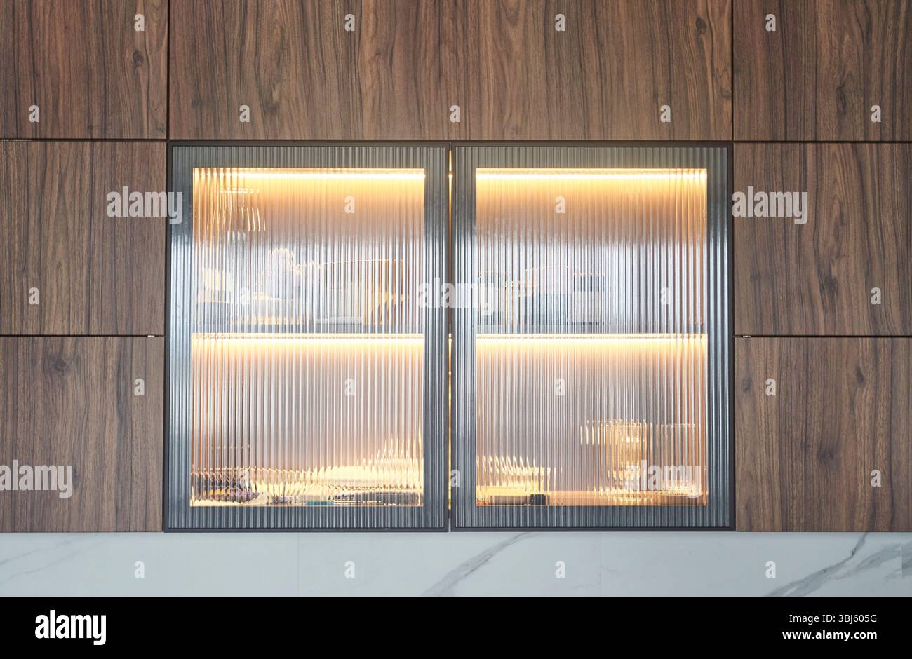 Scoprite l'eleganza dei moderni armadietti da cucina in legno, caratterizzati da splendidi elementi in vetro Foto Stock