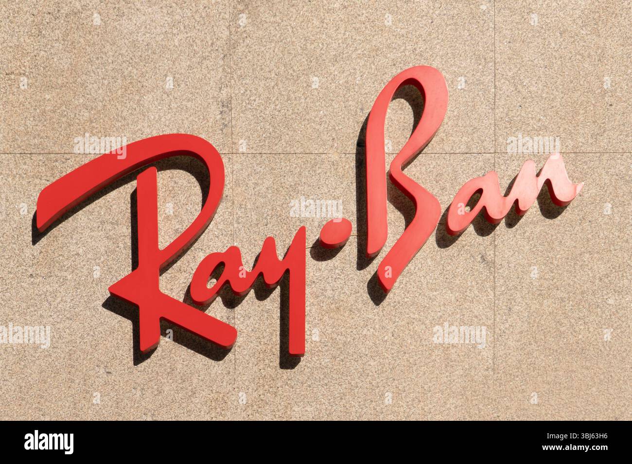 Porto, Portogallo - 2 novembre 2024: Logo ray-ban sull'esterno del negozio in strada Foto Stock
