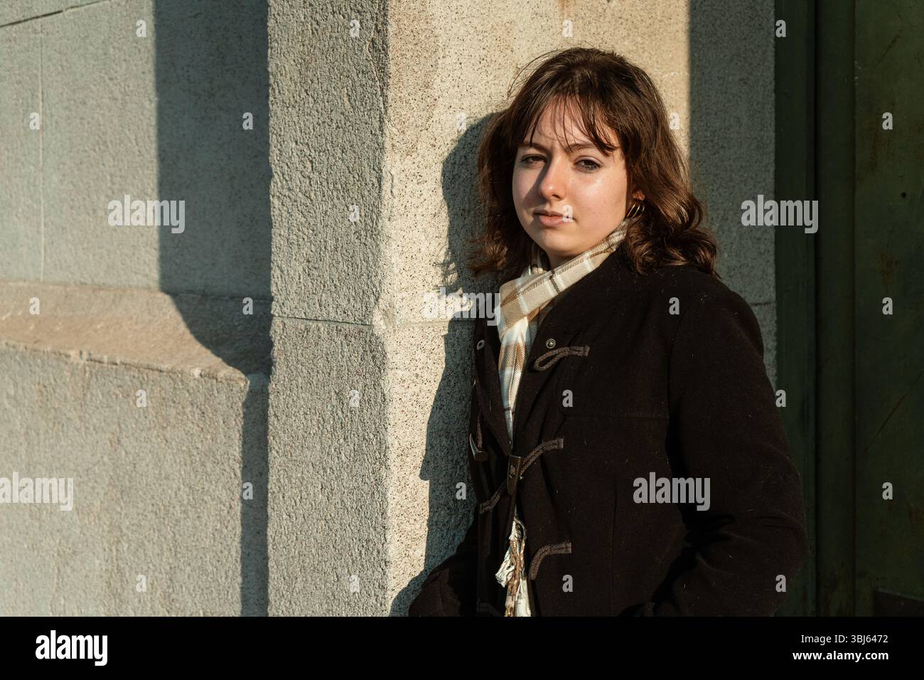 Ritratto di donna con espressione seducente su sfondo urbano Foto Stock