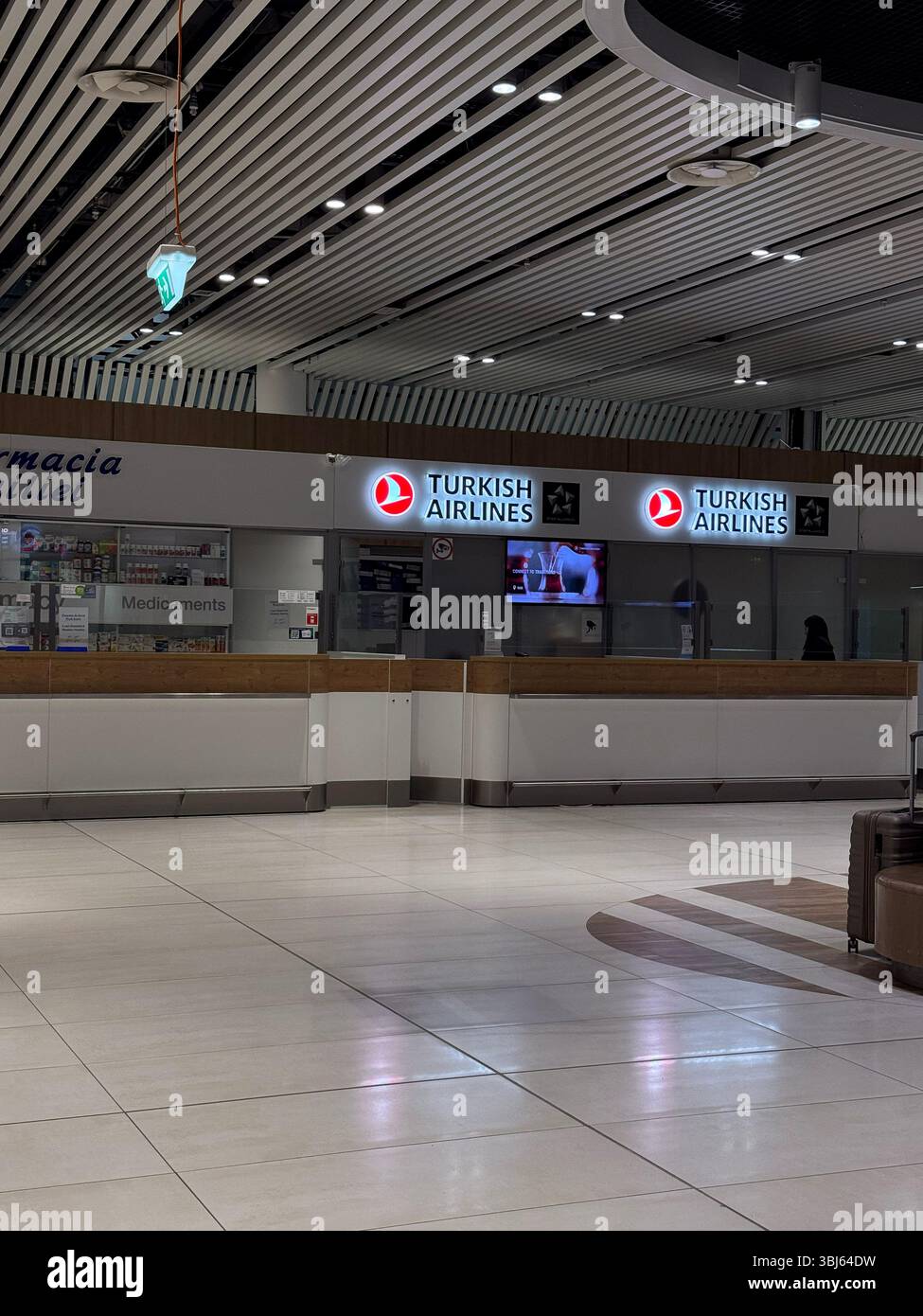 Chisinau, Moldavia - 12 maggio - Banco check-in Turkish Airlines presso l'aeroporto di Chisinau Vista interna dell'aeroporto internazionale di Chisinau che mostra il turco Foto Stock