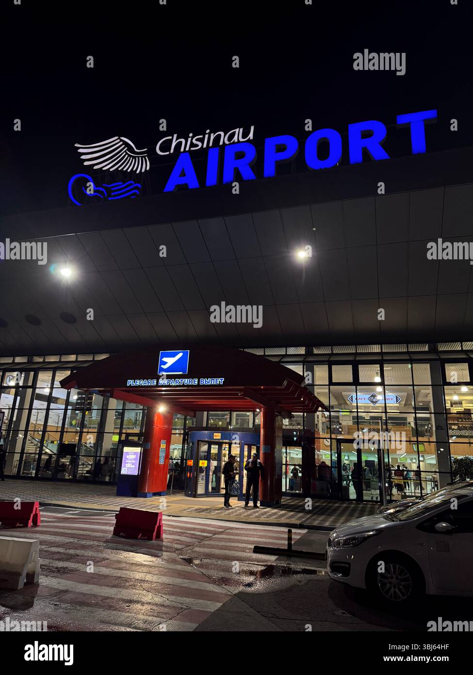Chisinau, Moldavia - 12 maggio 2025: Ingresso all'aeroporto di Chisinau di notte, vista illuminata dell'ingresso all'aeroporto internazionale di Chisinau durante la notte. TR Foto Stock