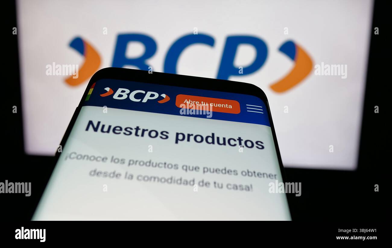 Stoccarda, Germania - 04-09-2025: Telefono cellulare con logo del Banco de credito de Bolivia S.A. (BCP) sullo schermo davanti al sito web. Foto Stock