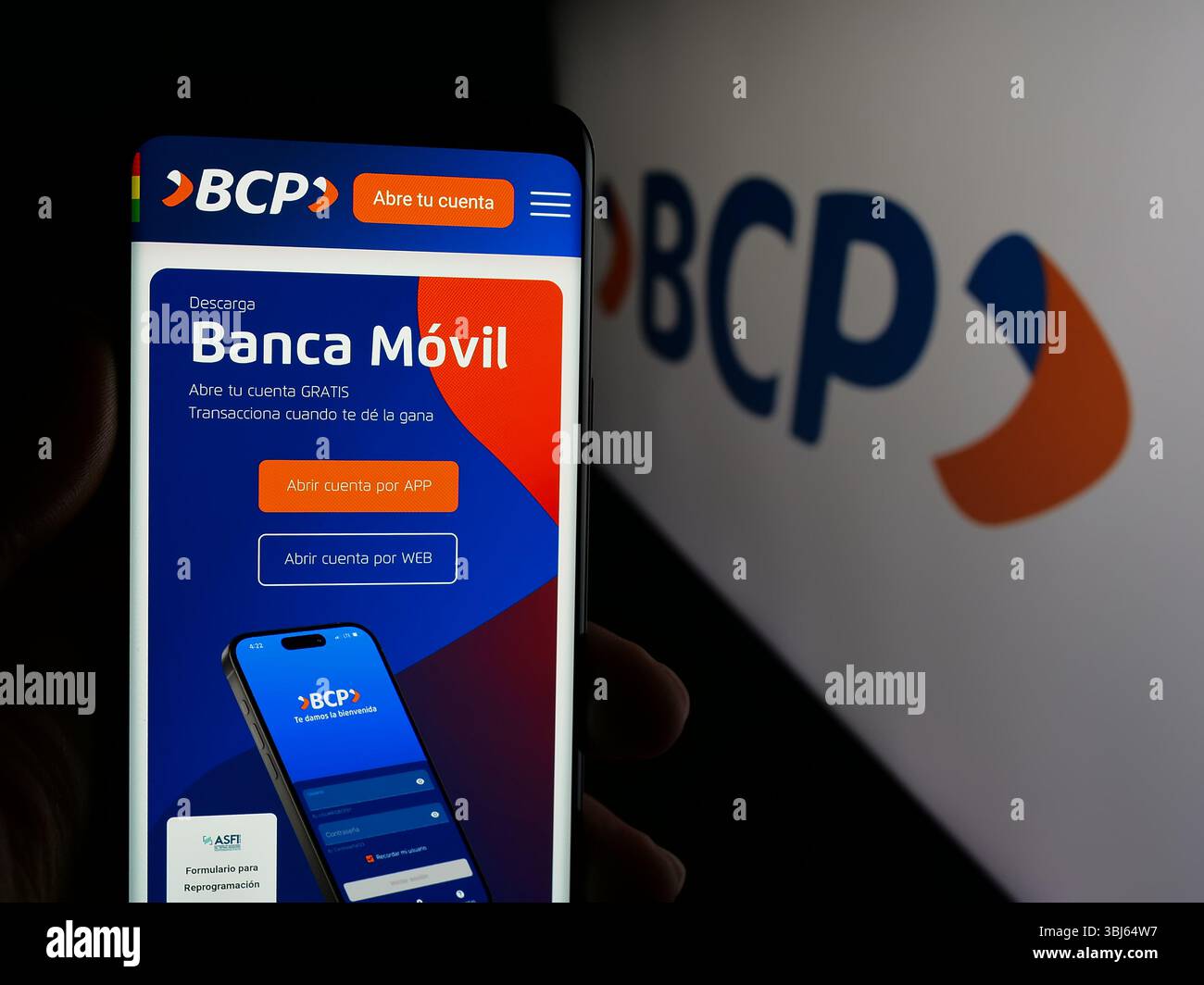 Stoccarda, Germania - 04-09-2025: Persona che tiene una pagina web con il logo del Banco de credito de Bolivia S.A. (BCP) sullo schermo davanti al logo Foto Stock