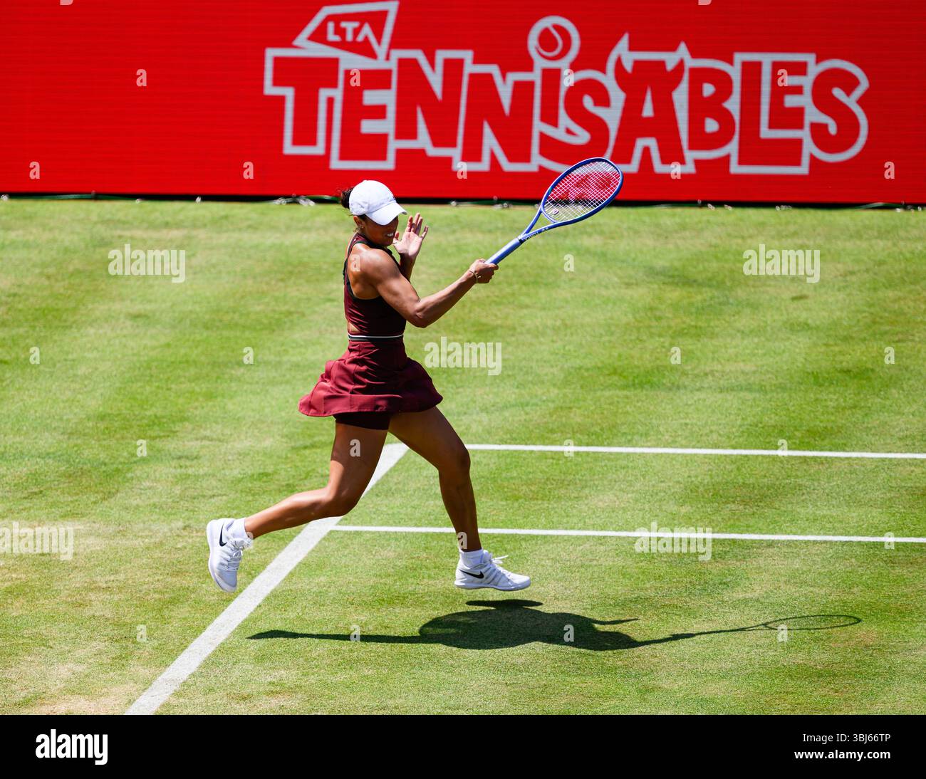 LONDRA, REGNO UNITO 13 giugno: Madison Keys (USA) in azione contro Diana Shnaider in Women's Single Match durante il WTA Match il giorno 5 dei Campionati HSBC 2025 al Queen's Club venerdì 13 giugno 2025 a LONDRA, REGNO UNITO. Crediti: Taka Wu/Alamy Live News Foto Stock