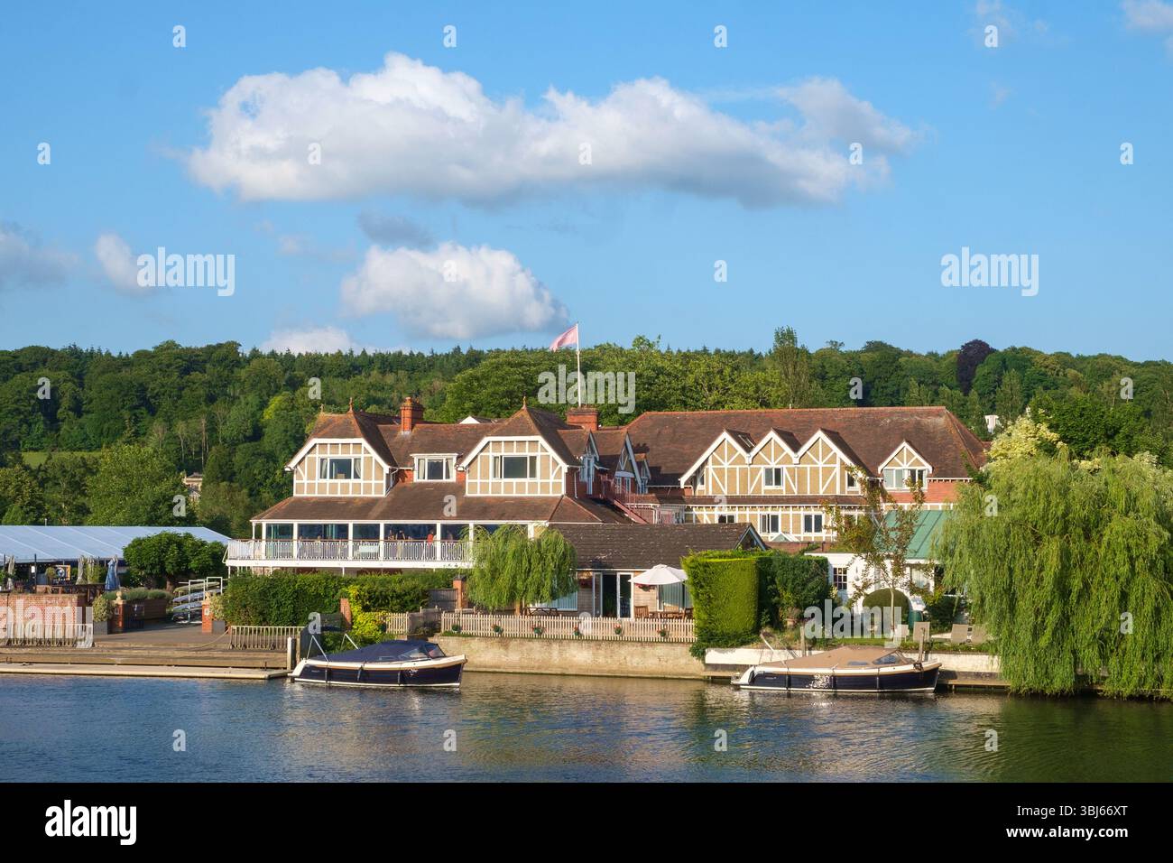 Leander Club, Henley-on-Thames, con il sole della sera, il cielo blu e le nuvole di Cumulus Foto Stock