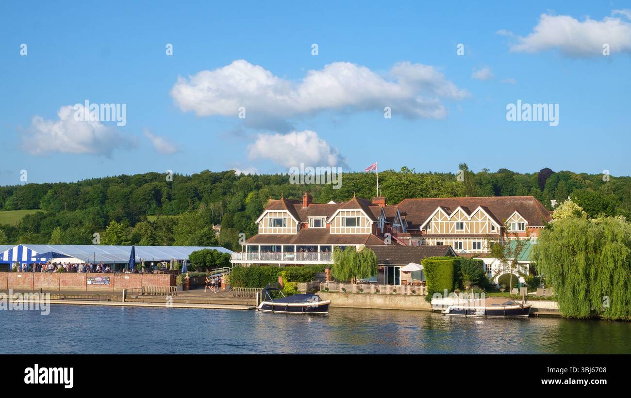 Leander Club, Henley-on-Thames, con il sole della sera, il cielo blu e le nuvole di Cumulus Foto Stock