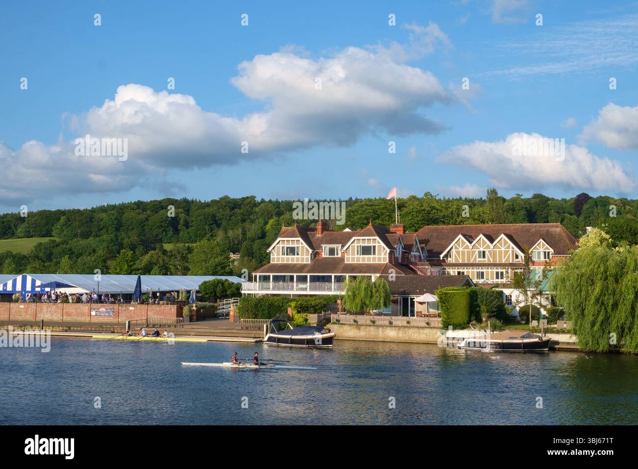 Leander Club, Henley-on-Thames, con il sole della sera, il cielo blu e le nuvole di Cumulus Foto Stock