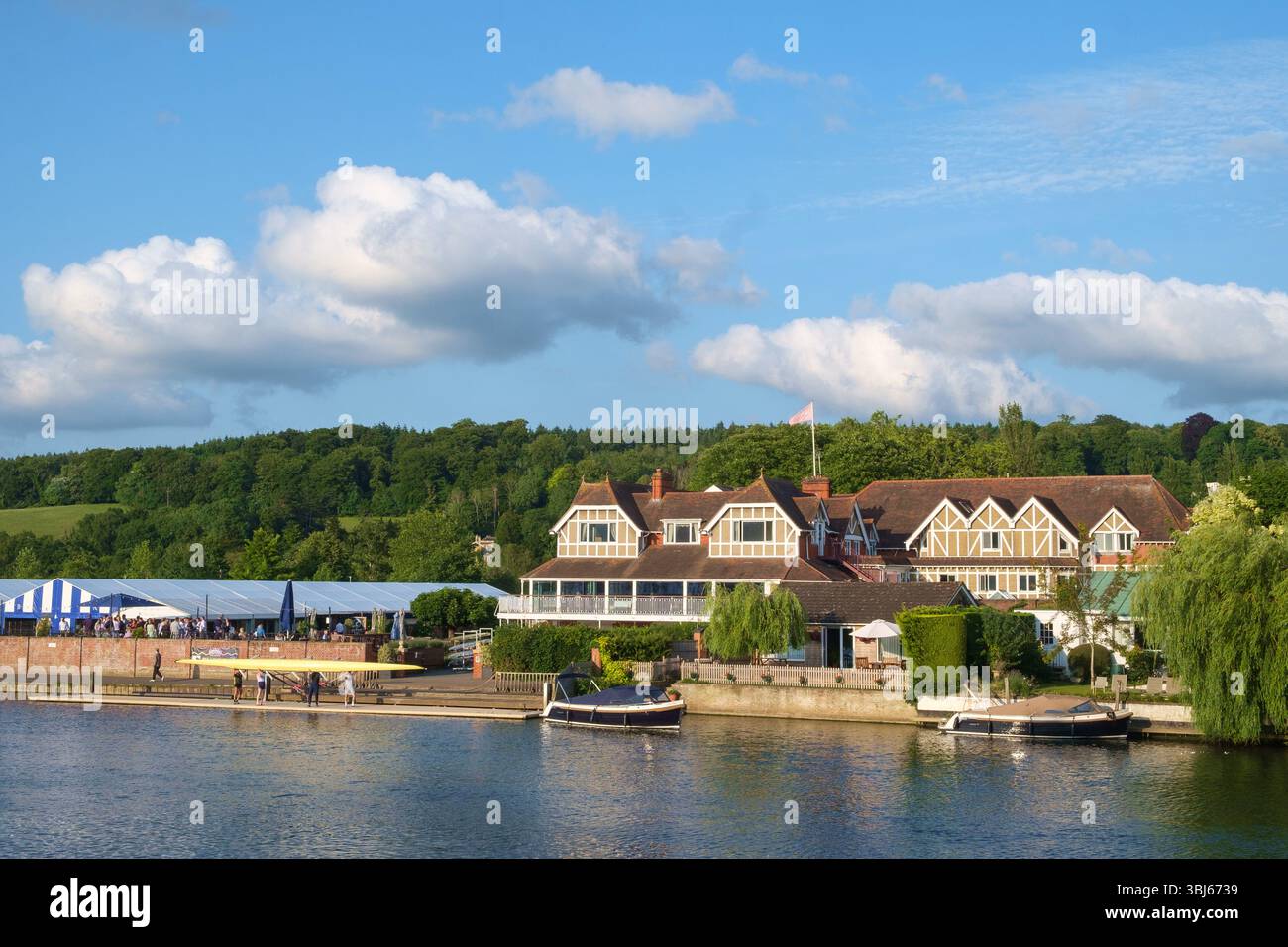 Leander Club, Henley-on-Thames, con il sole della sera, il cielo blu e le nuvole di Cumulus Foto Stock