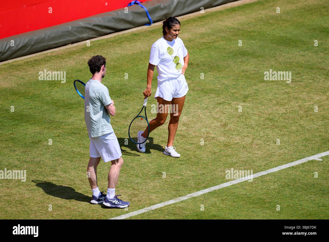 LONDRA, REGNO UNITO, 13 giugno: Emma Raducanu in pratica prima della partita pomeridiana di oggi durante la partita WTA il giorno 5 dei Campionati HSBC 2025 al Queen's Club venerdì 13 giugno 2025 a LONDRA, REGNO UNITO. Crediti: Taka Wu/Alamy Live News Foto Stock