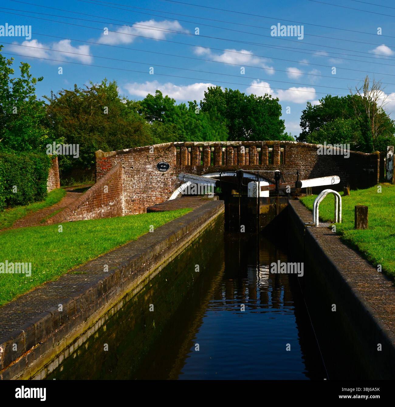 Staffordshire & Worcestershire Canal vicino a Wombourne Wolverhampton West Midlands UK che mostra Awbridge Bridge No:49 e porte chiuse. Foto Stock