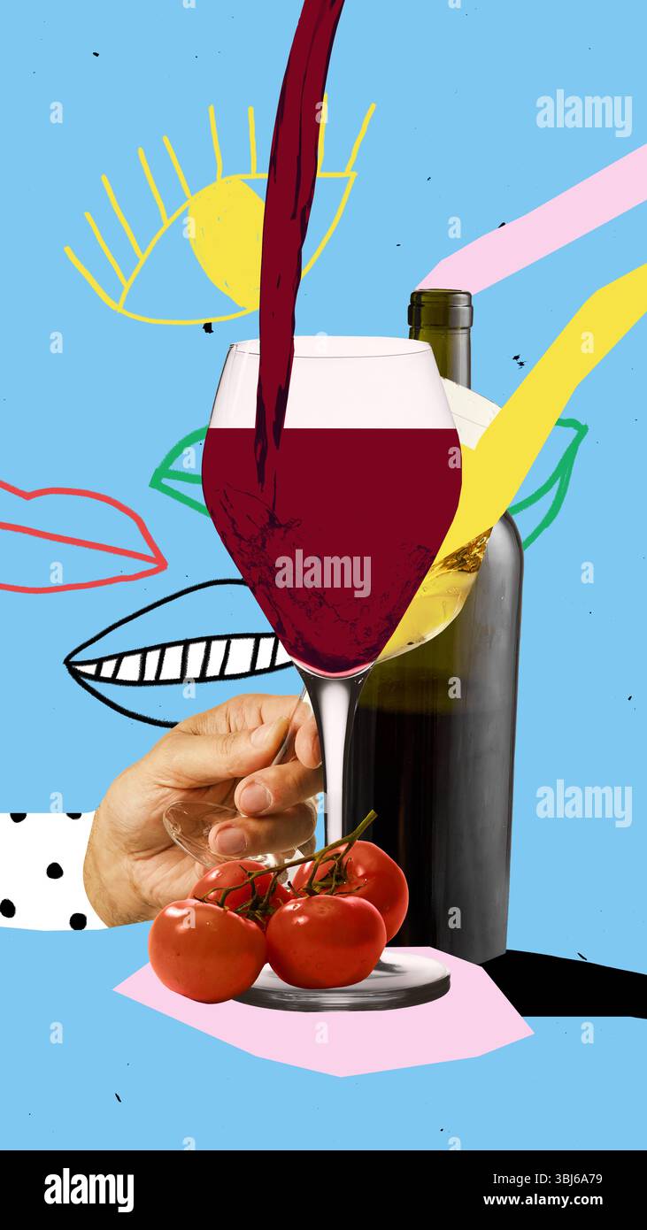 Collage concettuale. Il vino rosso viene versato in un bicchiere alto mentre i pomodori riposano sotto su una base geometrica sullo sfondo blu. Foto Stock