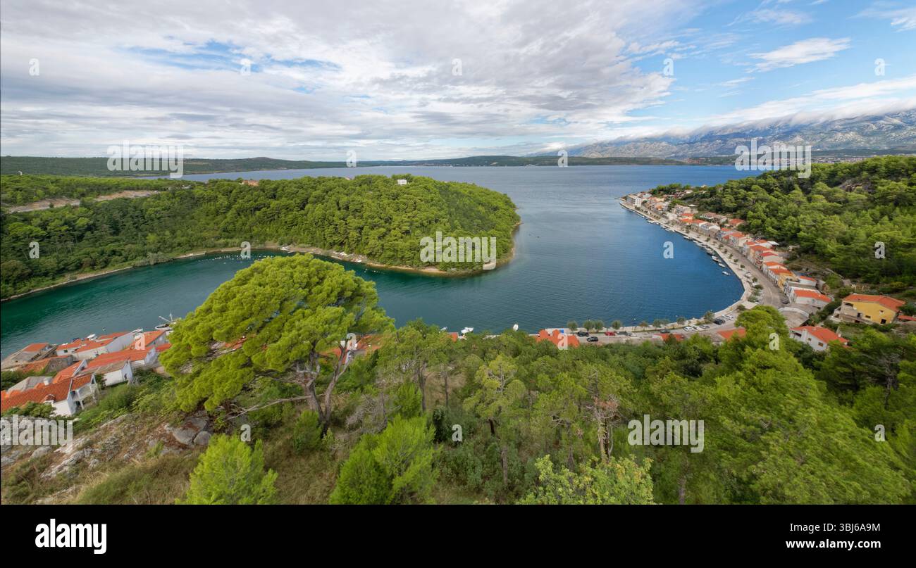 Panoramica del villaggio di Novigrad, del porto e del mare interno con la catena montuosa di Velebit sullo sfondo, contea di Zara, Croazia, settembre 2024. Foto Stock