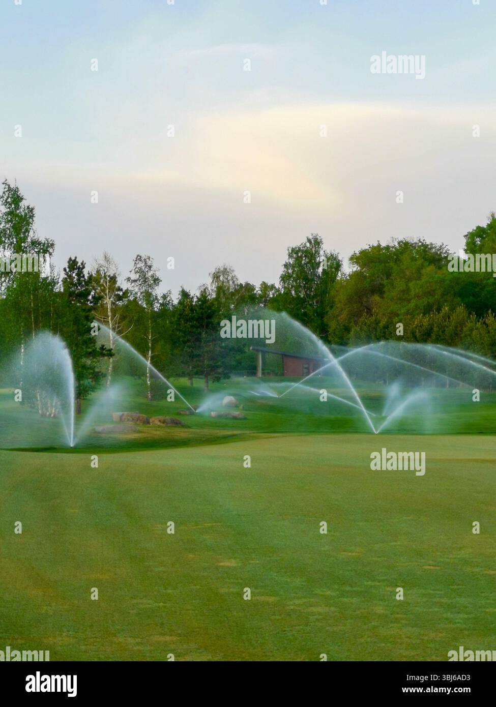 Irrigatori sul campo da golf Foto Stock