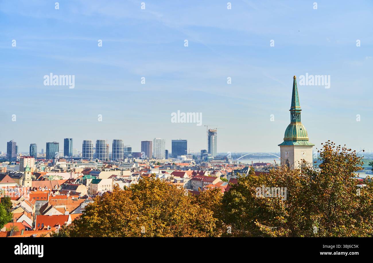 Slovacchia, Bratislava - 8 ottobre 2022: Vista dall'alto della cattedrale di Santa Maria e della città di Bratislava, Slovacchia Foto Stock