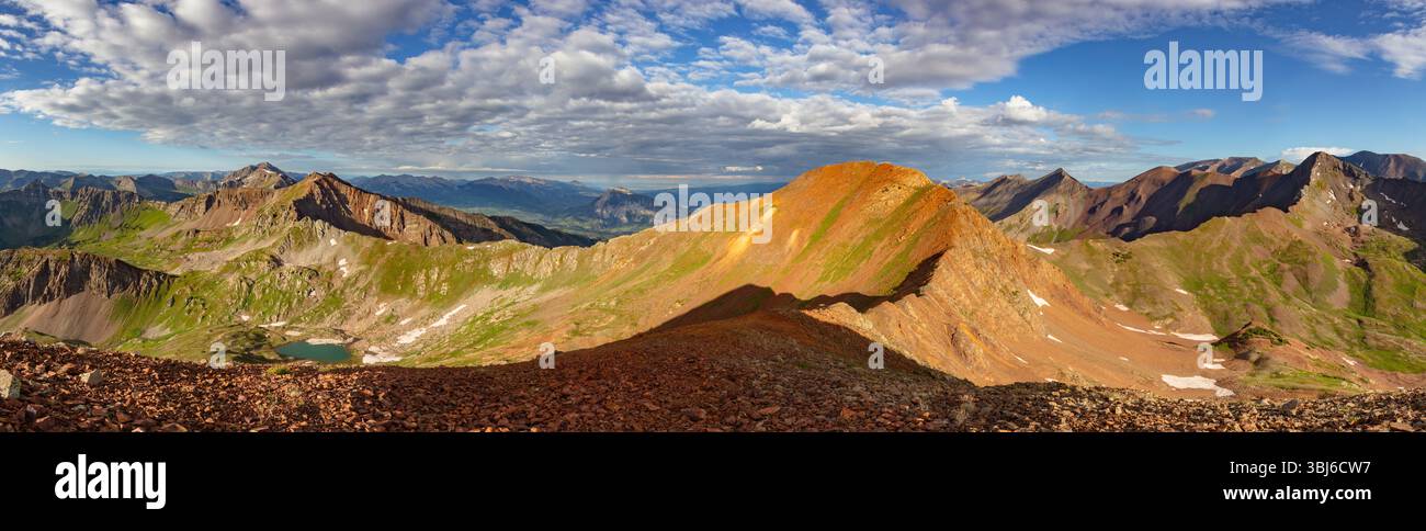 Il colorato Colorado 12er Augusta Mountain e le vette della Ruby Range fuori Crested Butte Colorado. Foto Stock