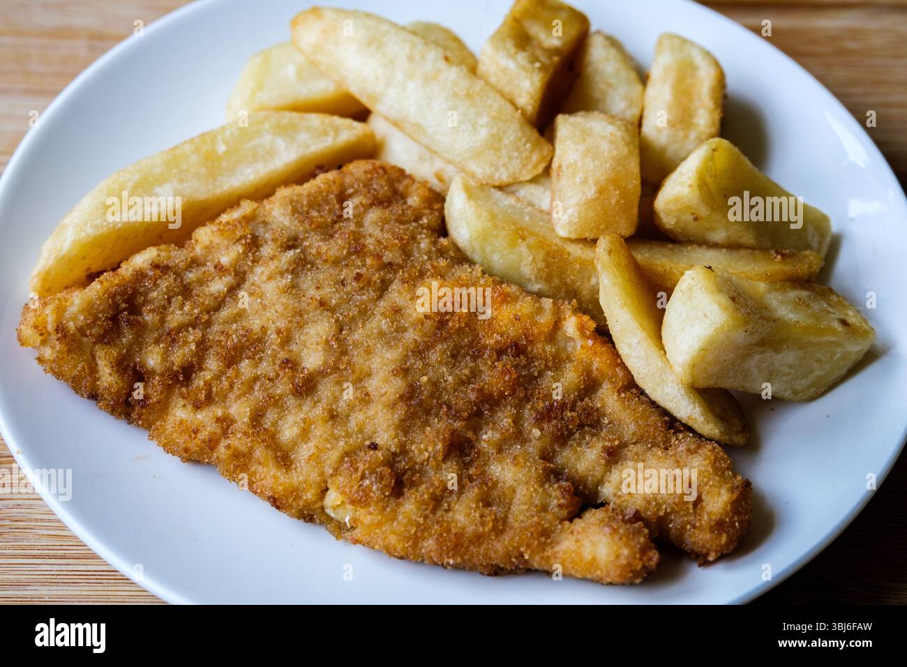 Londra Regno Unito, 13 giugno 2025, Classic Ready Meal of Fish and Chips per una persona Foto Stock