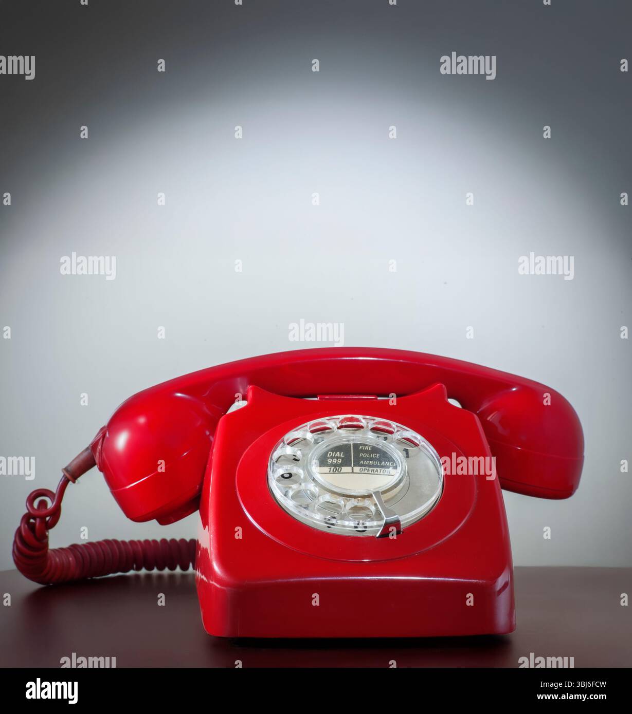 TELEFONO in stile anni '1970, vecchio quadrante rosso retrò, icona di moda, classico ufficio retro, casa, GPO, BT, telefono rosso, linea calda, tecnologia anni '1970 Foto Stock