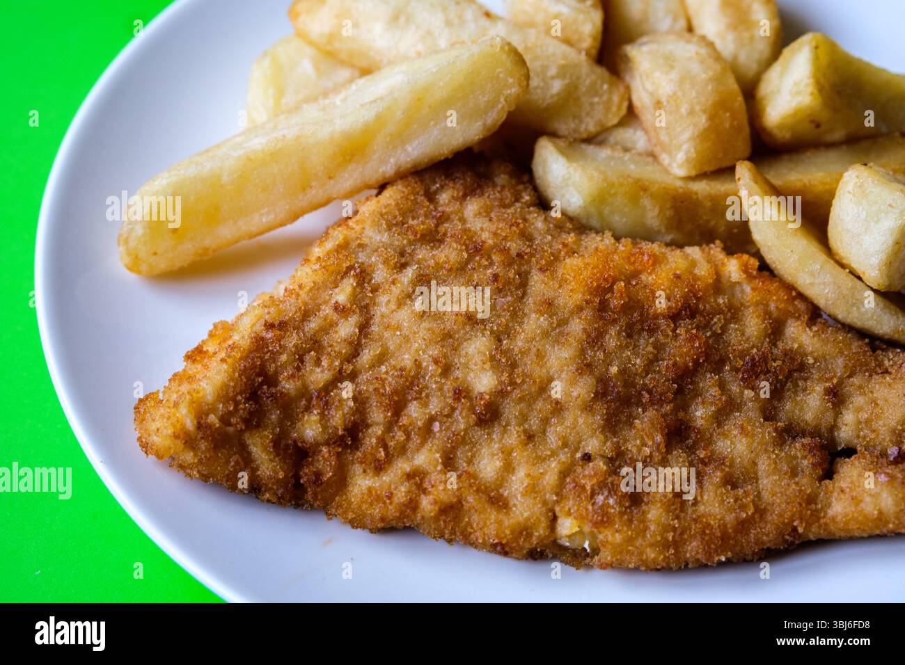 Londra Regno Unito, 13 giugno 2025, Classic Ready Meal of Fish and Chips per una persona Foto Stock
