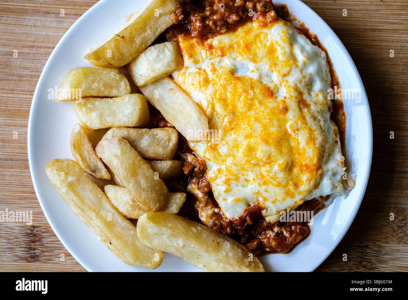 London UK, 13 giugno 2025, Classic Meat of Italian Style Beef Lasagne with Chips Foto Stock