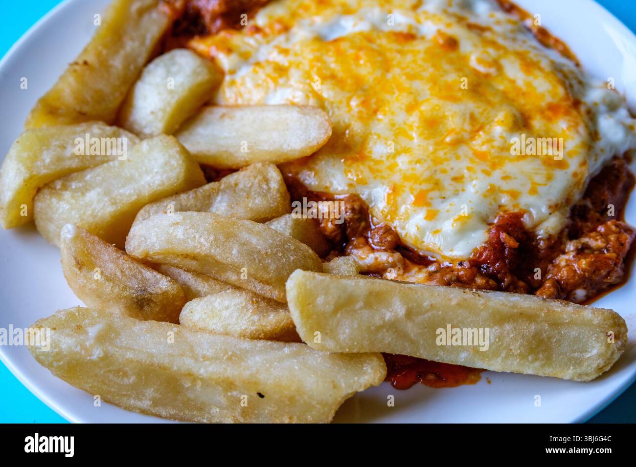 London UK, 13 giugno 2025, Classic Meat of Italian Style Beef Lasagne with Chips Foto Stock