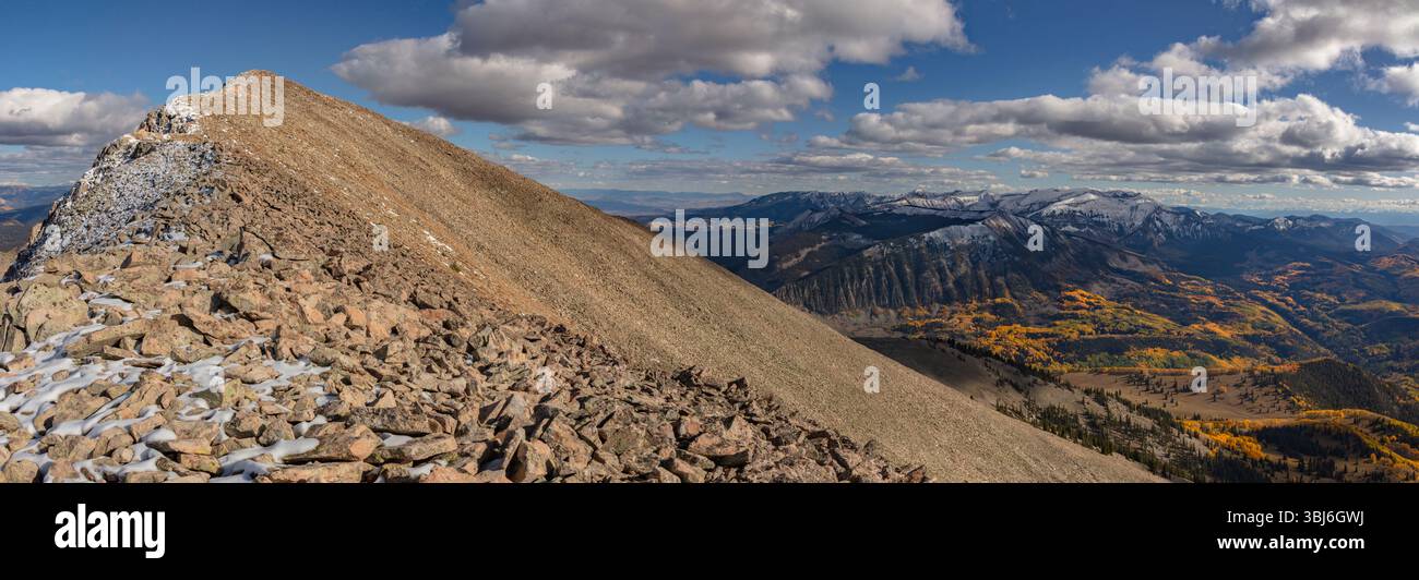 Panorama del monte East Beckwith e delle cime innevate dell'alce occidentale, accentuate da vivaci alberi di pioppo dai colori vivaci. Situato vicino a Crested Butte, Colorado. Foto Stock