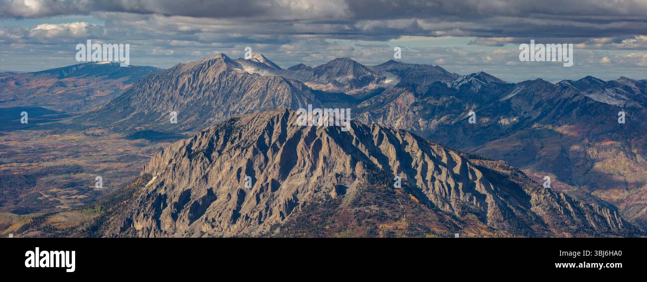 Panorama autunnale del monte Marcellina e del Raggeds Wilderness nella splendida Elk Range del Colorado. Foto Stock