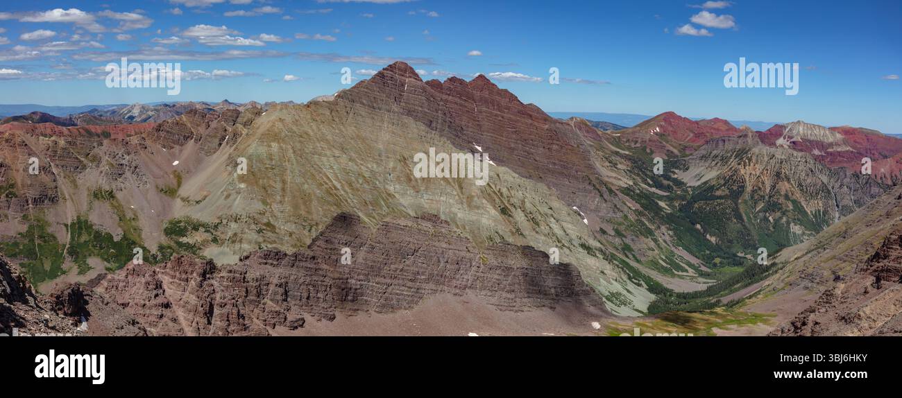 Un colorato panorama montano delle Maroon Bells, del Colorado 14ers Maroon Peak e del North Maroon Peak. Foto Stock