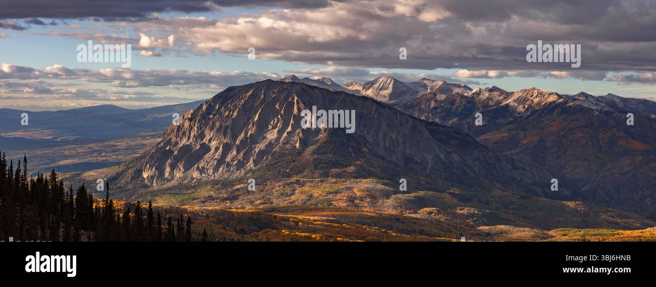 Il tramonto si avvicina al monte Marcelina e al Raggeds Wilderness vicino a Keblar Pass Colorado. Catturato dal Colorado 12er East Beckwith Mountain. Foto Stock
