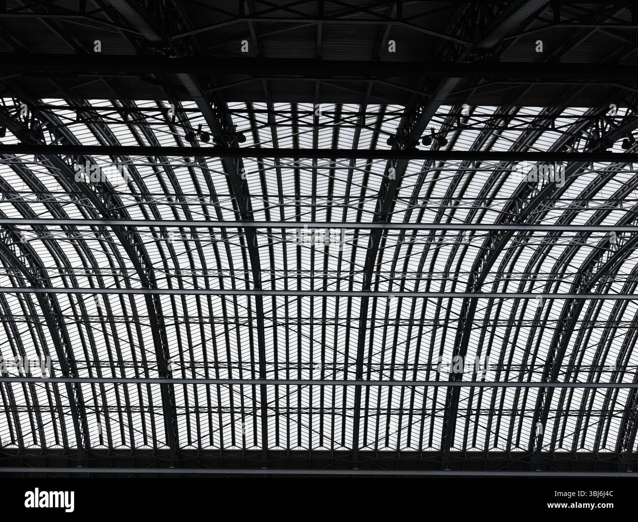 Tetto curvo della stazione ferroviaria internazionale di St Pancras, Londra, Inghilterra. Foto Stock
