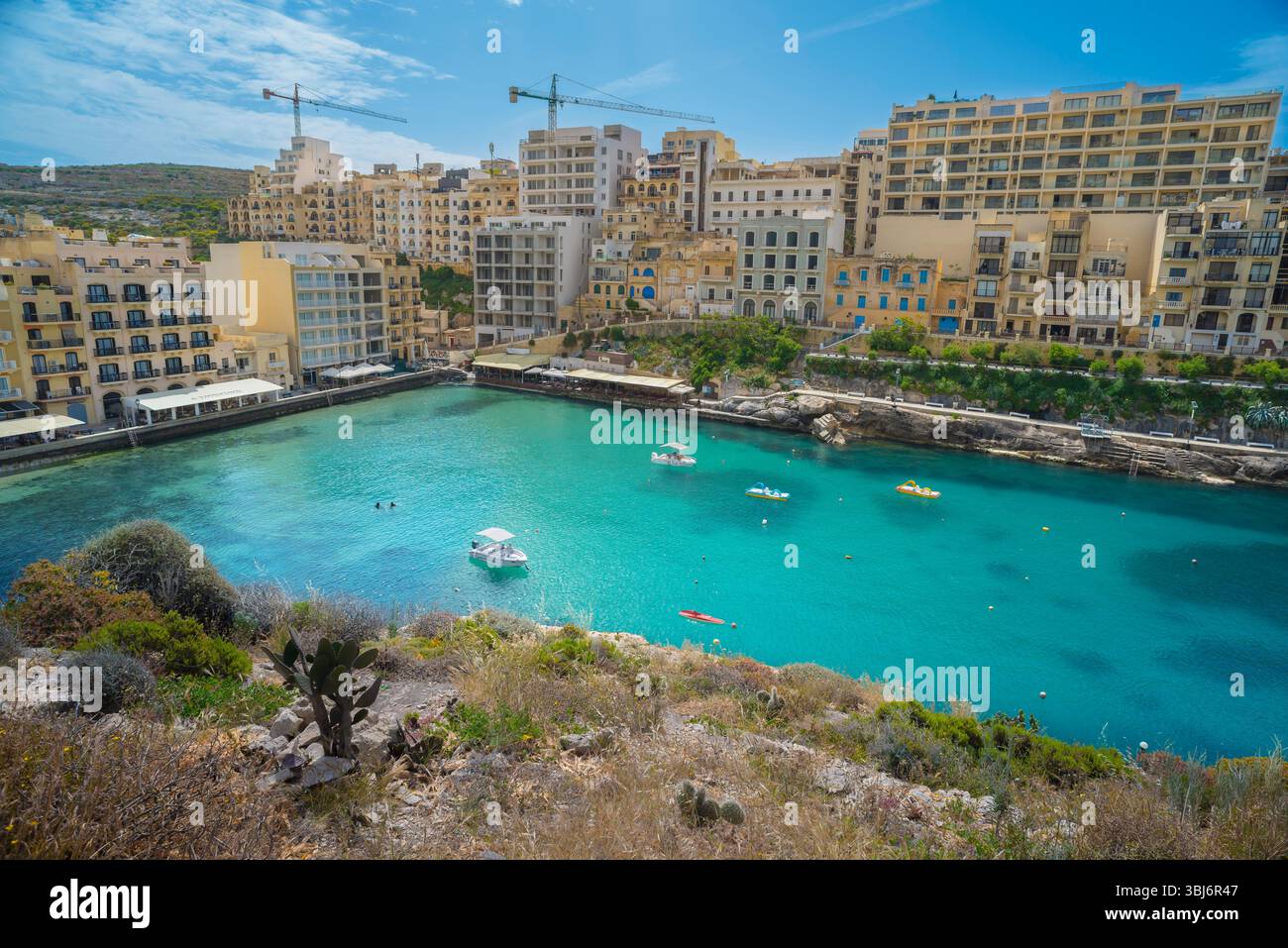 Baia di Gozo Malta, vista in estate della famosa località balneare di Xlendi Bay, situata sulla costa meridionale dell'isola di Gozo, Malta Foto Stock