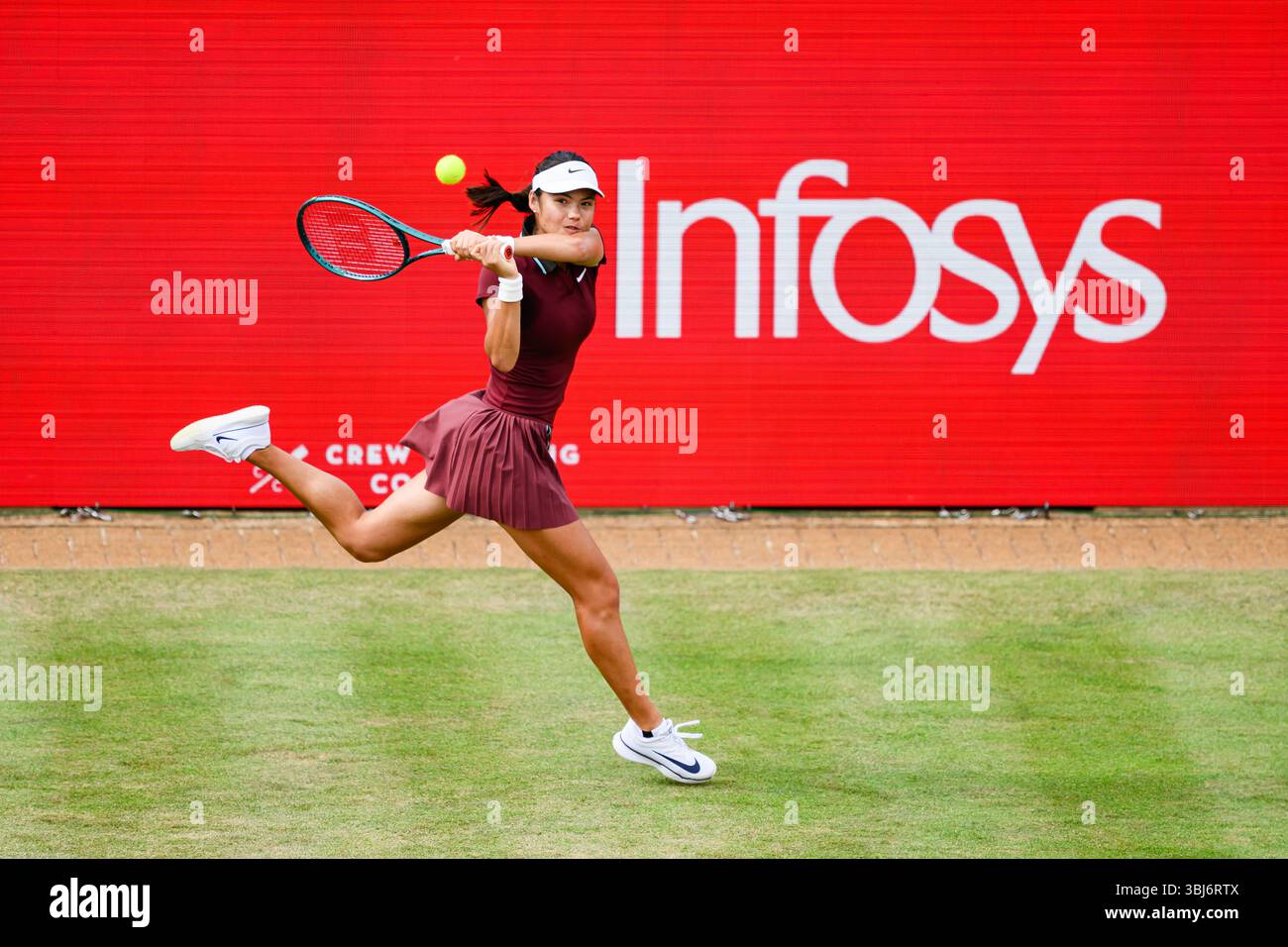 LONDRA, REGNO UNITO 13 giugno: Emma Raducanu (GBR) in azione contro Qinwen Zheng (CHA) durante i quarti di finale WTA 500 il giorno 5 dei Campionati HSBC 2025 al Queen's Club venerdì 13 giugno 2025 a LONDRA, REGNO UNITO. Crediti: Taka Wu/Alamy Live News Foto Stock