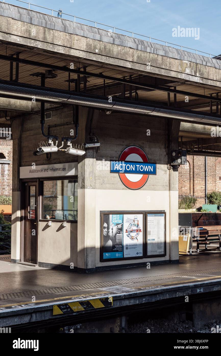 Piattaforme alla stazione di Acton Town, Londra, Inghilterra Foto Stock