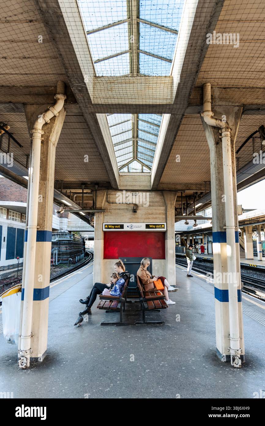 Piattaforme alla stazione di Acton Town, Londra, Inghilterra Foto Stock