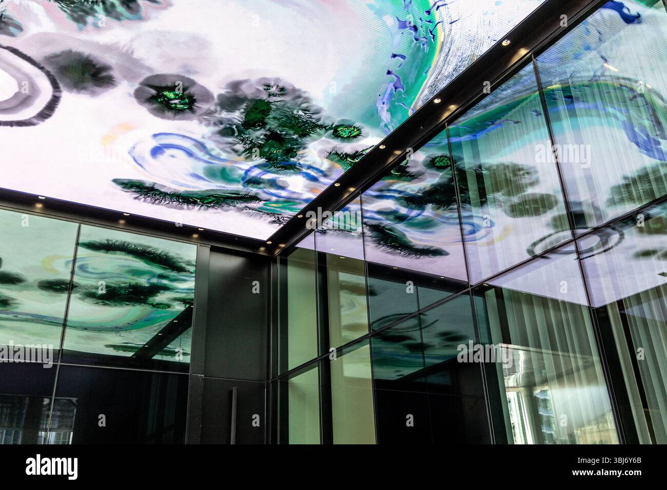Installazione di arte digitale "Everything Before, Everything After" di Seph li presso il Fen Court Building Skyframe, Londra, Inghilterra Foto Stock
