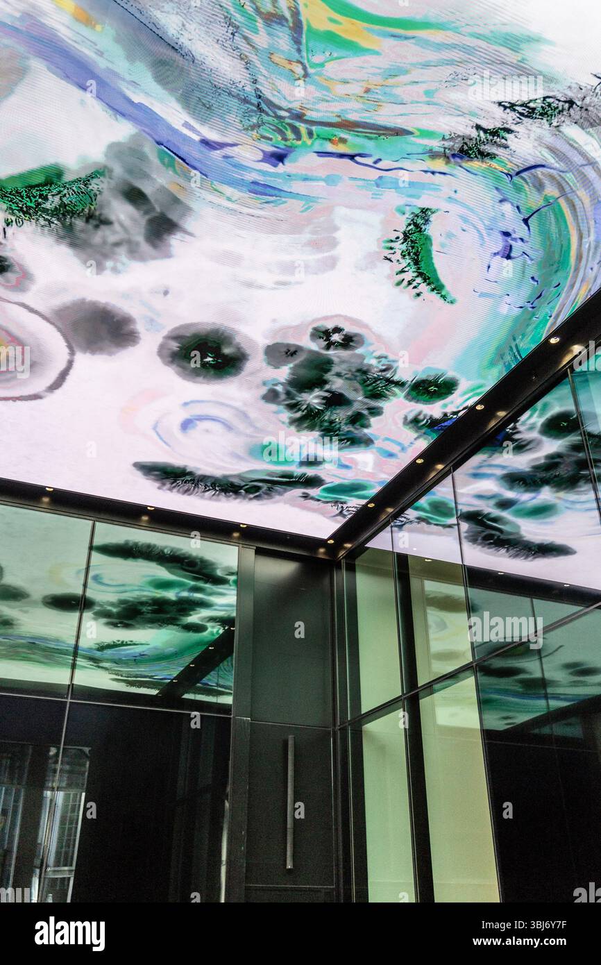 Installazione di arte digitale "Everything Before, Everything After" di Seph li presso il Fen Court Building Skyframe, Londra, Inghilterra Foto Stock