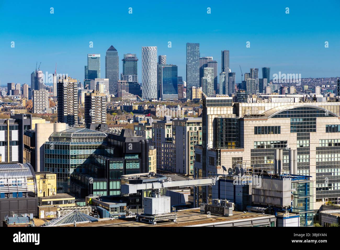 Vista dei grattacieli di Canary Wharf dal Garden at 120 presso l'edificio Fen Court con stanza London sullo sfondo, City of London, Inghilterra Foto Stock