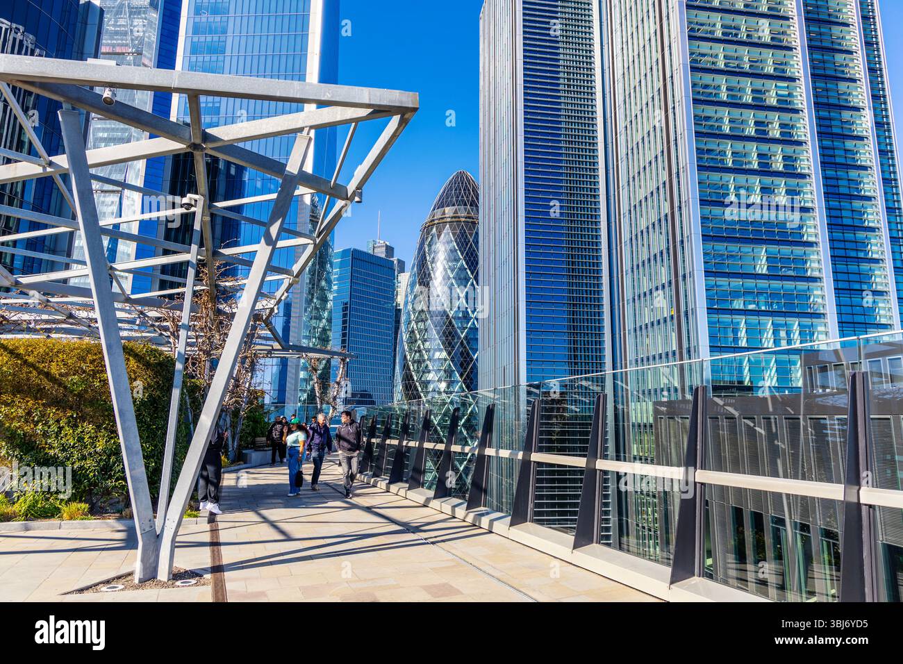 The Garden at 120 Rooftop Garden e terrazza panoramica presso l'edificio Fen Court con stanza London sullo sfondo, City of London, Inghilterra Foto Stock