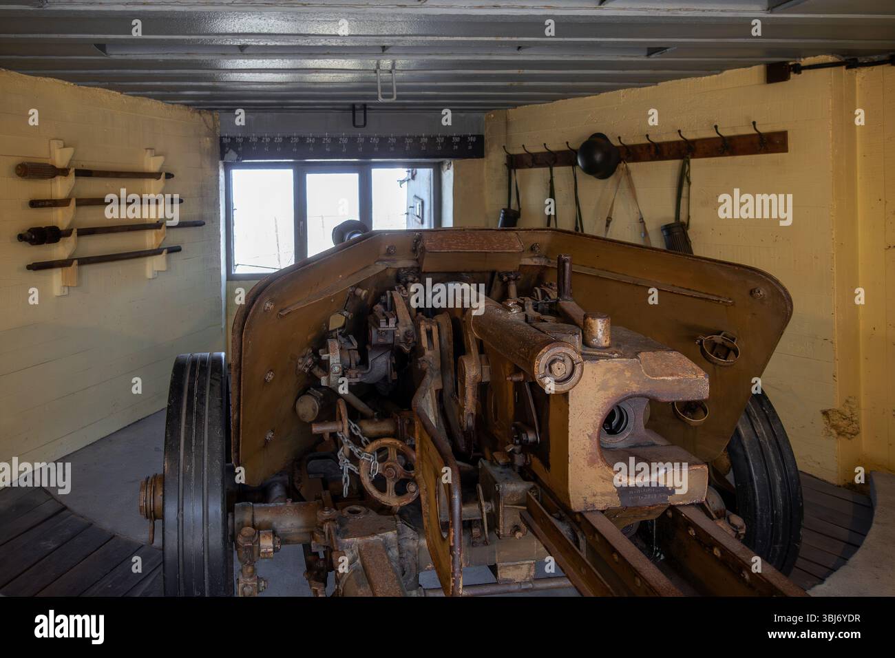 Cannone anticarro Pak 40 75 mm della seconda guerra mondiale in bunker presso la batteria Saltzwedel-neu della seconda guerra mondiale, Raversyde Atlantikwall / Atlantic Wall, Raversijde, Fiandre, Belgio Foto Stock