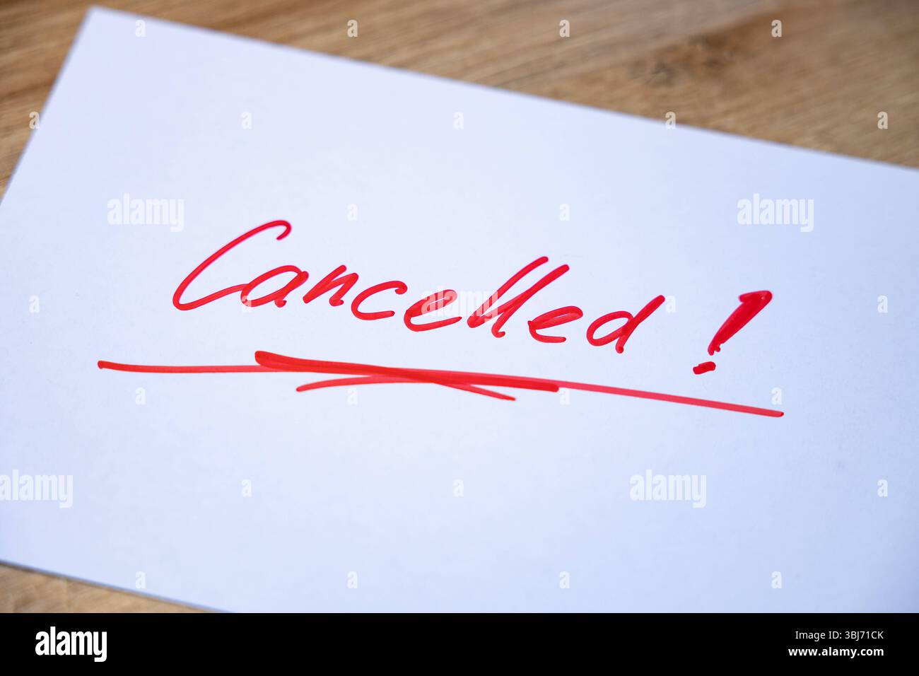 Annullato annullato. Nota bianca con testo scritto a mano in rosso. Volo, evento o riunione annullati. Text banner handwritten canceled B97A8227 Foto Stock