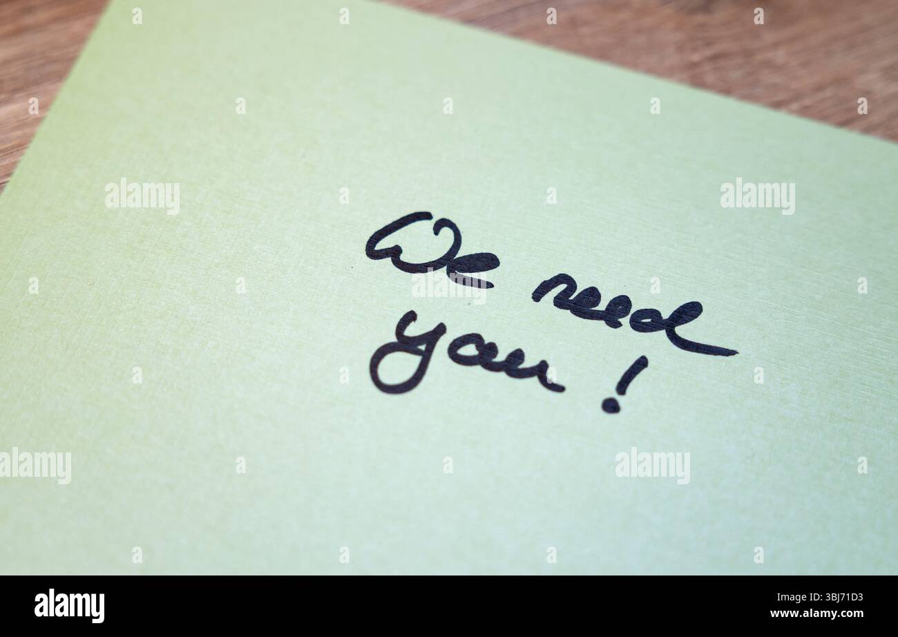Abbiamo bisogno di te abbiamo bisogno di te Nota verde con testo scritto a mano. Opportunità, assunzione, candidatura, ricerca, ricerca di offerte di lavoro, reclutamento. Text banner handwritten We Need You B97A8221 Foto Stock