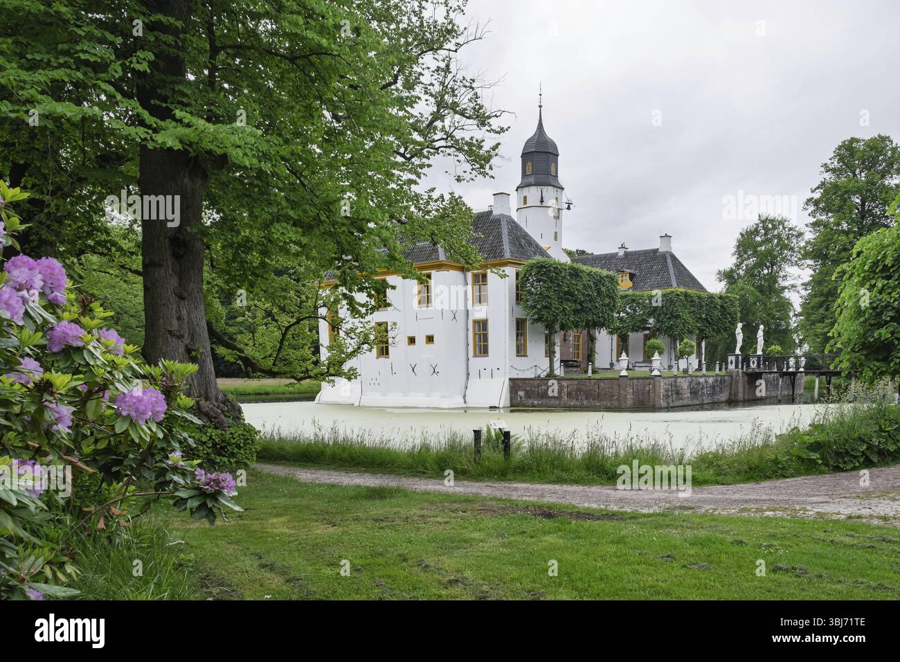 Il castello di Fraeylemaborg si trova in una tenuta di campagna a Slochteren, provincia di Groningen, Paesi Bassi Foto Stock