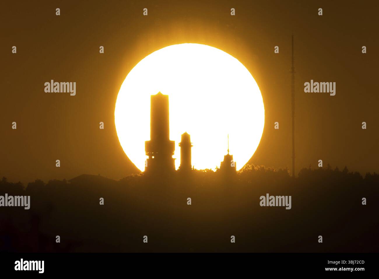 Il sole tramonta dietro le torri sulla cima del Grosser Feldberg nel Taunus, Grosser Feldberg nel Taunus, Schmitten, Assia, Germania, Europa Foto Stock