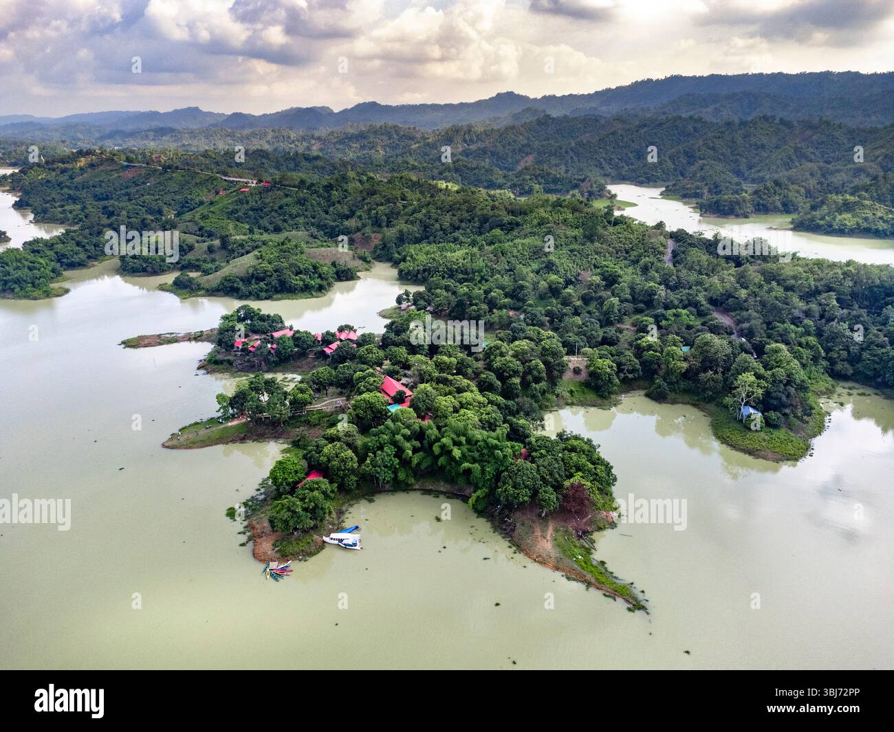 Veduta aerea del lago Kaptai, Rangamati, Bangladesh. Vista aerea di un tranquillo lago circondato da lussureggianti foreste verdi e Rolling Hills. Foto Stock