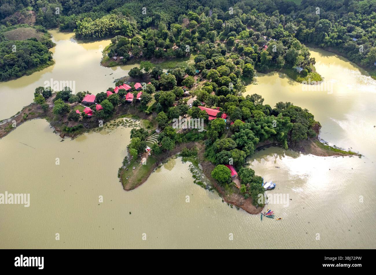 Veduta aerea del lago Kaptai, Rangamati, Bangladesh. Vista aerea di un tranquillo lago circondato da lussureggianti foreste verdi e Rolling Hills. Foto Stock