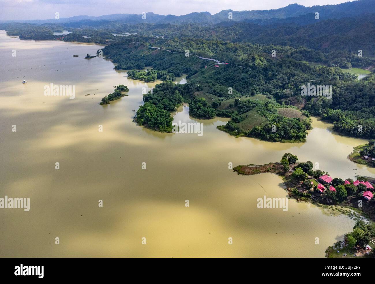 Veduta aerea del lago Kaptai, Rangamati, Bangladesh. Vista aerea di un tranquillo lago circondato da lussureggianti foreste verdi e Rolling Hills. Foto Stock