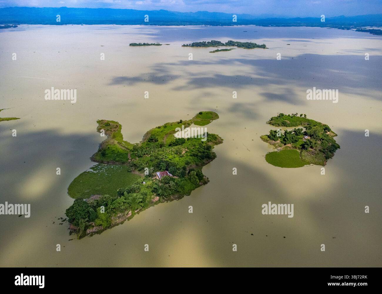 Veduta aerea del lago Kaptai, Rangamati, Bangladesh. Vista aerea di un tranquillo lago circondato da lussureggianti foreste verdi e Rolling Hills. Foto Stock